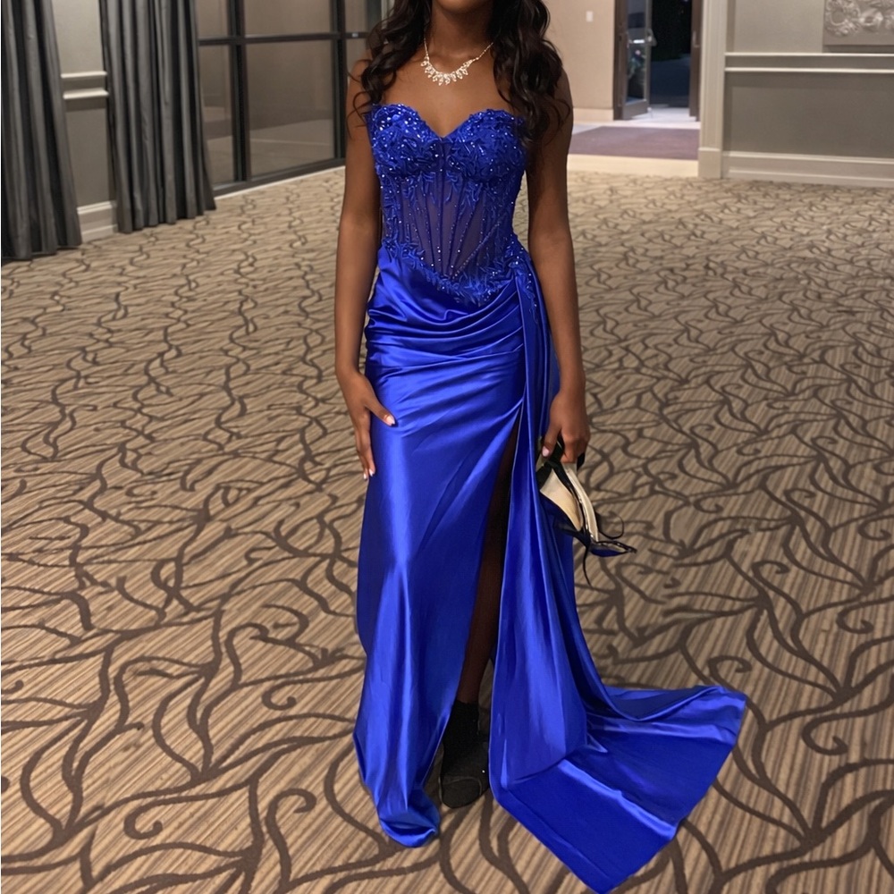 Elegant Blue Evening Gown